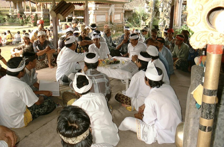 A-subak-meeting-in-a-Balinese-village-Although-the-Balinese-language-includes-registers