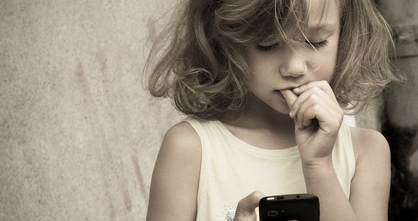 Child with smartphone