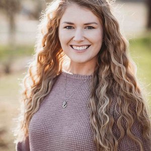 Headshot of Lindsey Phillips