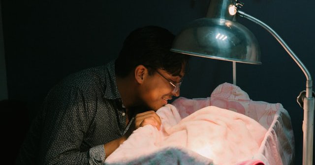 father and newborn