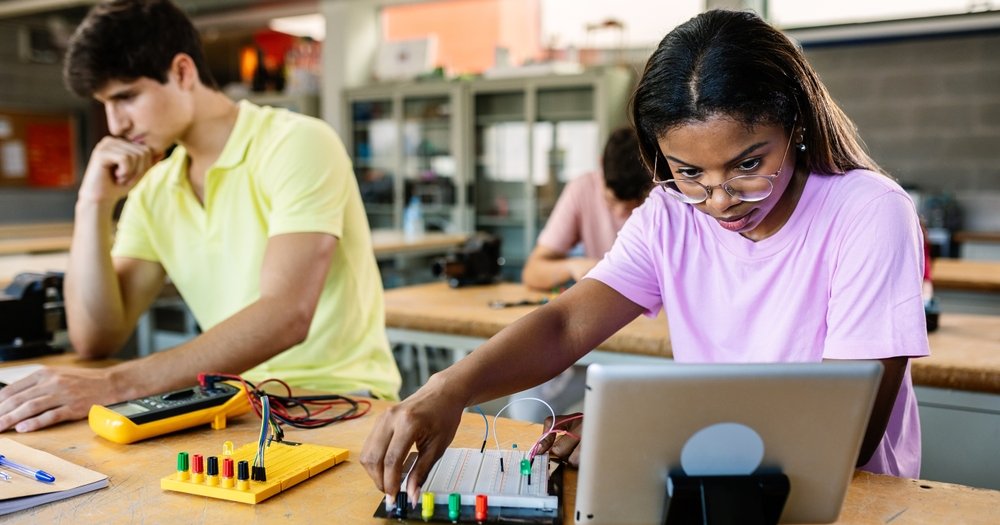 Shutterstock - Latino Workforce