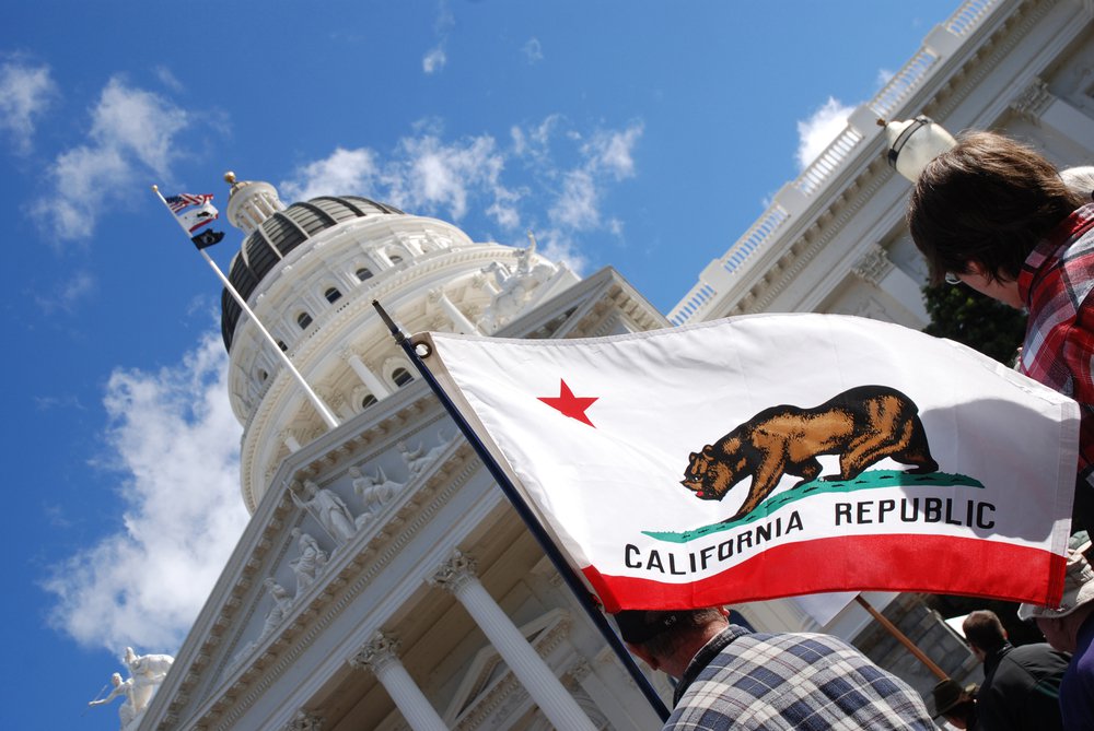 california flag and capitol